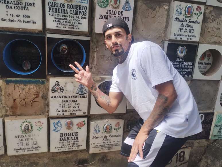 O pai de Pedro Henrique Menezes Pereira est&aacute; enterrado perto de Sabotage. Quando vem ao cemit&eacute;rio, visita os dois.