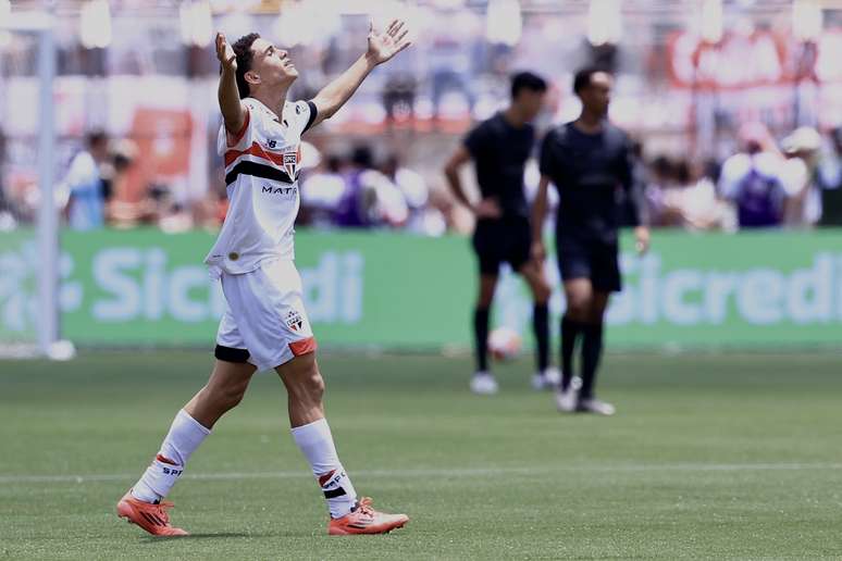 SÃO PAULO 2025, SÃO PAULO X CORINTHIANS - jogador do São Paulo comemora gol de Paulinho durante partida contra o Corinthians no estádio Pacaembu pelo campeonato Copa São Paulo 2025.