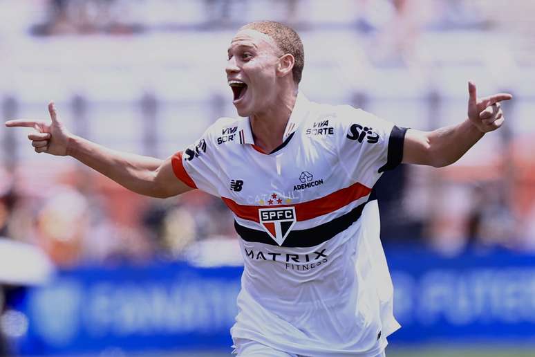 COPA SÃO PAULO 2025, SÃO PAULO X CORINTHIANS - jogador do São Paulo comemora gol de Paulinho durante partida contra o Corinthians no estádio Pacaembu pelo campeonato Copa São Paulo 2025.