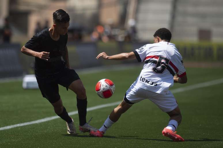 COPA SÃO PAULO 2025, SÃO PAULO X CORINTHIANS - jogador do São Paulo disputa lance com jogador do Corinthians durante partida no estádio Pacaembu pelo campeonato Copa São Paulo 2025.