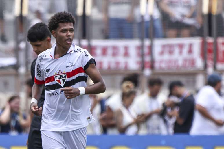 Paulinho, do São Paulo, comemora após marcar gol na partida entre São Paulo e Corinthians