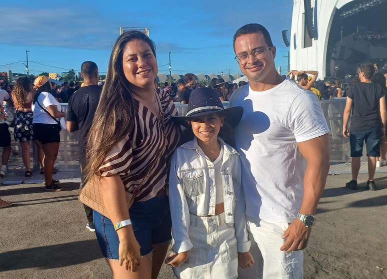 Mariana Fernandes, de 9 anos, foi a show de Ana Castela, no Festival de Verão Salvador, com os pais, Lia Fernandes e Guilherme Oliveira