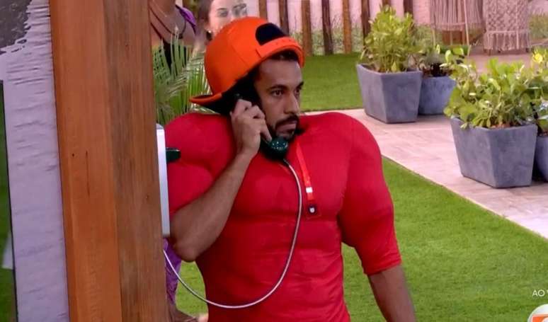 'BBB 25': Maike atende o Big Fone ao vivo e detalhe faz a web pedir punição para brother.