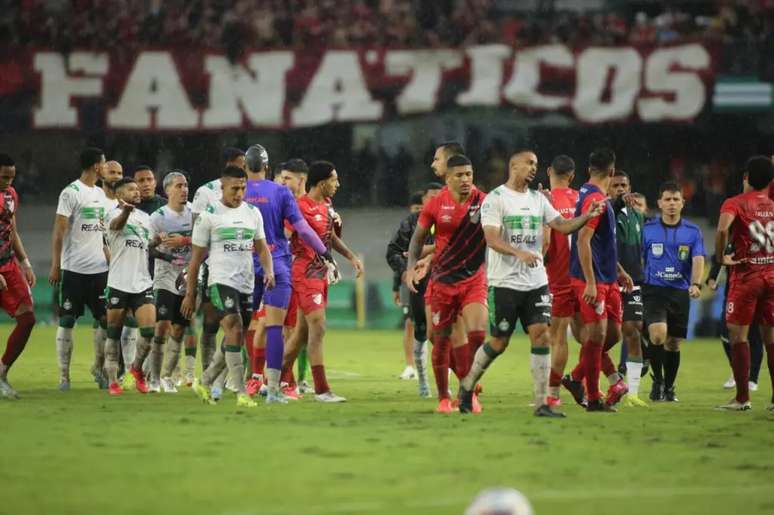 Jogadores de Coritiba e Athletico trocaram socos e pontapés. 