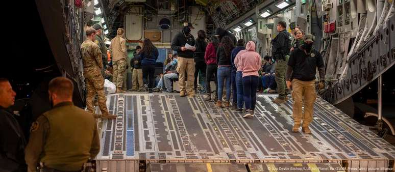 Colômbia se recusou a receber imigrantes deportados pelos EUA em aeronaves militares