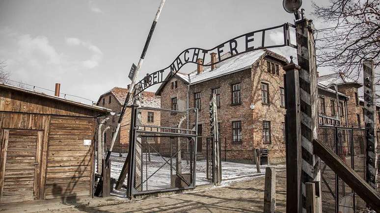 O portão principal de Auschwitz foi construído por prisioneiros políticos poloneses sob ordens alemãs