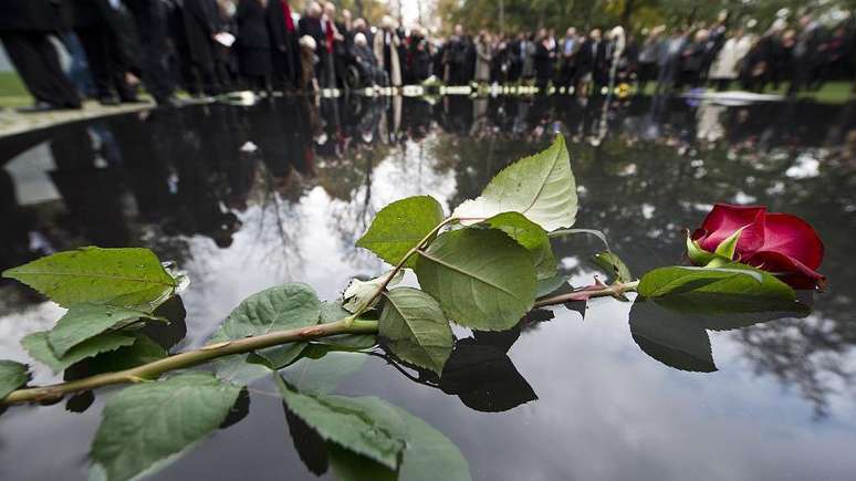 Uma rosa repousa sobre um memorial em Berlim em memória ao meio milhão de roma e sinti assassinados pelos nazistas.