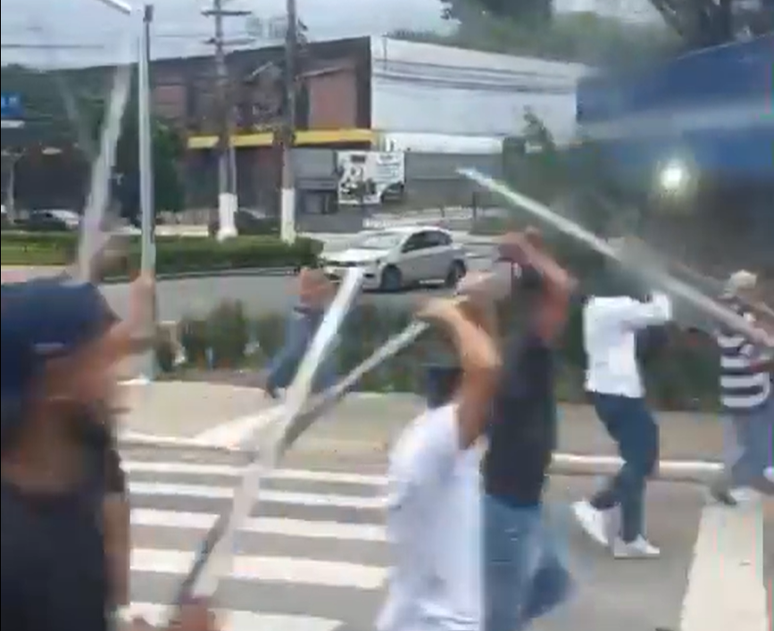 Torcidas organizadas do Corinthians e São Paulo entraram em uma briga horas antes do clássico.