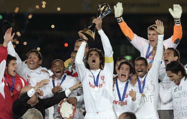 Fernandão erguendo a taça do Mundial 