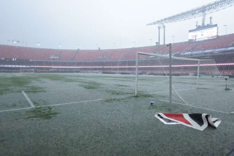 Temporal em São Paulo deixa gramado do MorumBis encharcado