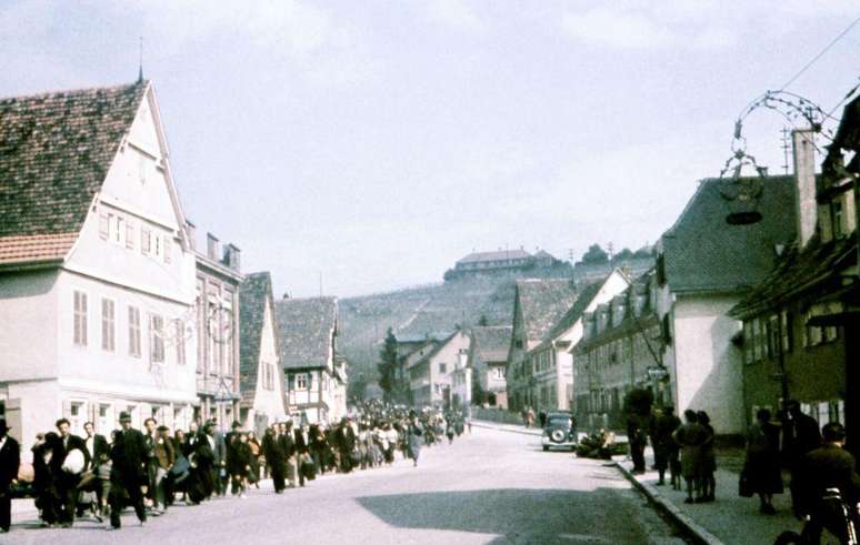 Sinti e roma sob guarda policial em Asperg, Alemanha, maio de 1940. Eles seriam mantidos na prisão antes de serem deportados para campos na Polônia.