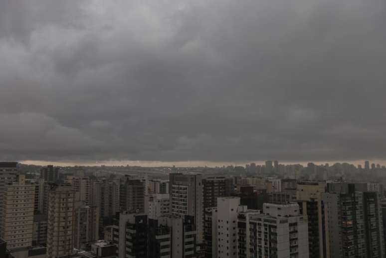 Chuva que atingiu São Paulo na última sexta-feira foi uma das mais volumosas dos últimos 64 anos (foto). Em Guarulhos, um motociclista morreu depois de ser arrastado por uma enxurrada provocada pelos temporais que caíram no sábado na cidade.