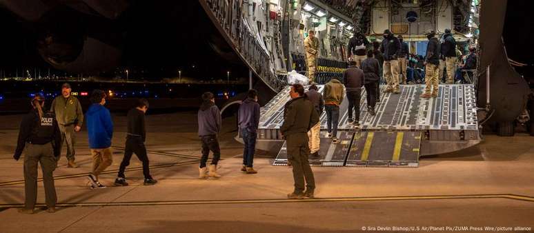 Países se recusam a receber imigrantes deportados pelos EUA em aeronaves militares