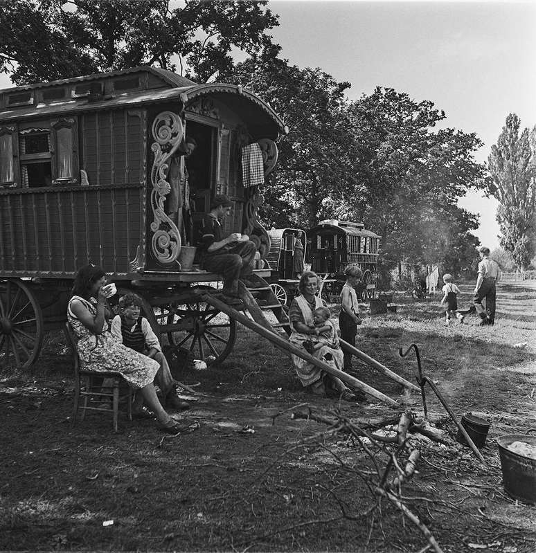 Os ciganos europeus, errantes ou não, tinham laços com as comunidades onde viviam, como estes mostrados acampados em uma fazenda em Kent, Inglaterra, durante a temporada de colheita de ameixas de 1942.