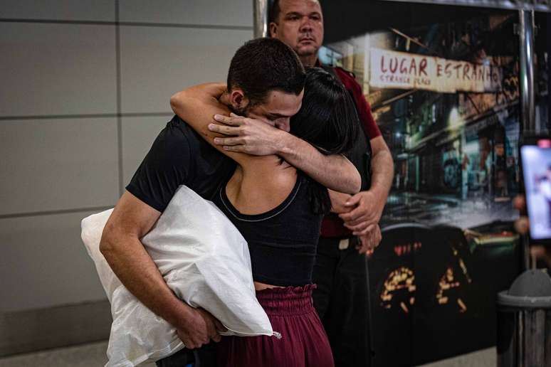 Brasileiros deportados dos Estados Unidos e trazidos de Manaus por um avião da Força Aérea Brasileira (FAB) desembarcam no Aeroporto Internacional de Belo Horizonte, em Confins, na noite deste sábado (25).