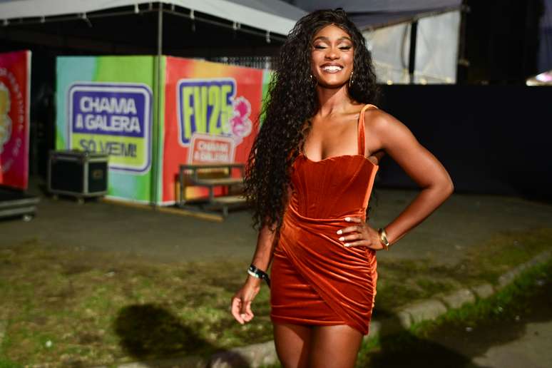 Erika Januza aponta que o esforço daqueles que fazem o carnaval é pouco reconhecido