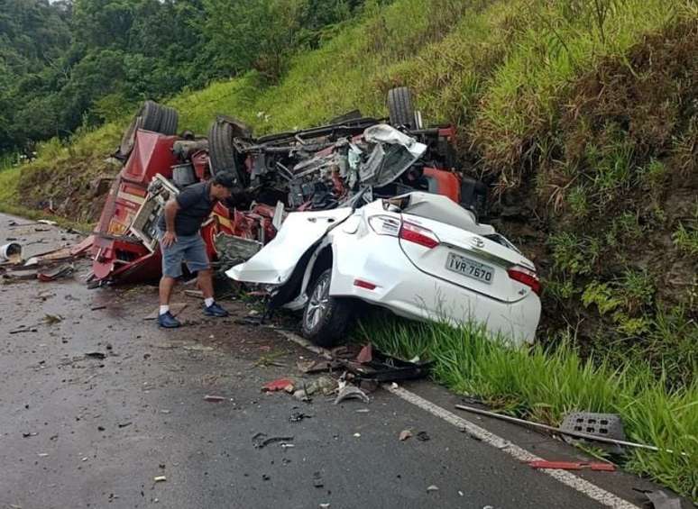 Cinco pessoas morrem em colisão entre caminhão dos bombeiros e carro no RS; militares estão entre as vítimas