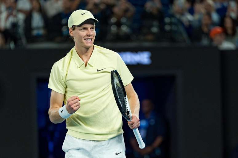 O tenista italiano Jannik Sinner comemora a vitória em partida contra Ben Shelton (EUA) na semifinal masculina do Australian Open em 24 de janeiro de 2025.