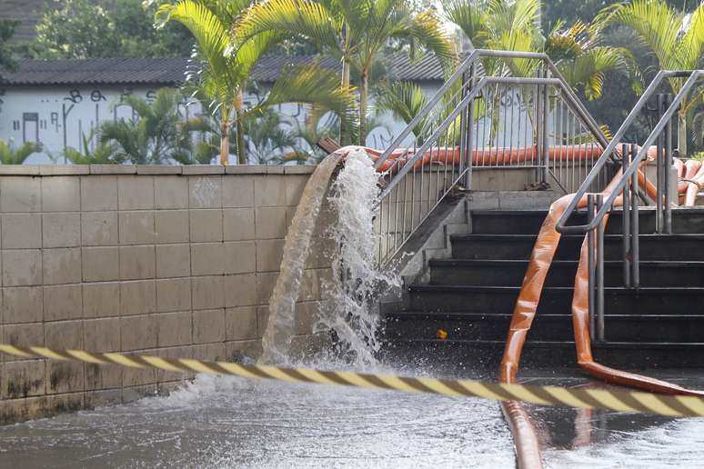 Mangueiras e bombas de drenagem foram instaladas neste sábado (25) na estação Jardim São Paulo-Ayrton Senna do Metrô (Linha 1-Azul), na zona norte de São Paulo, para retirar a água após o alagamento provocado pelo temporal que atingiu a cidade na tarde de ontem (23). A estação está fechada.