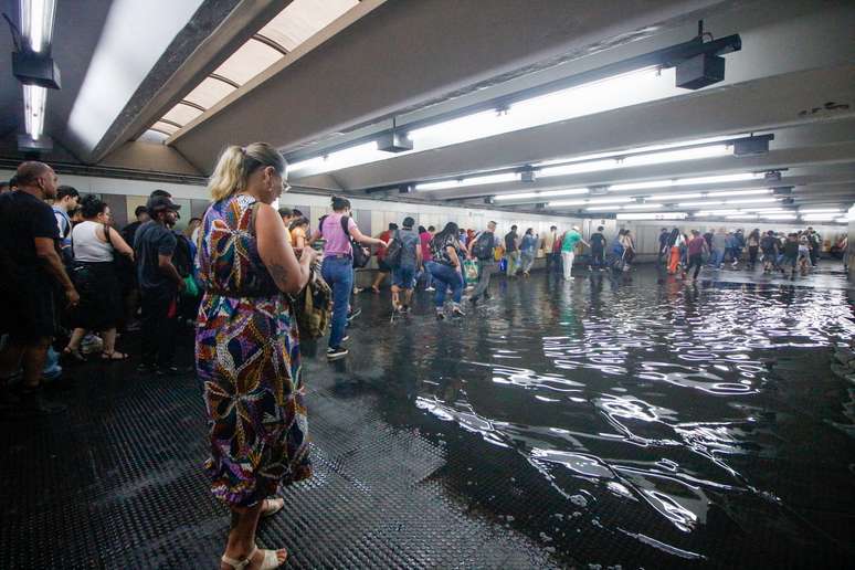 Passageiros enfrentam túnel alagado na Estação Jardim São Paulo-Ayrton Senna do Metrô (Linha 1-Azul), na zona norte da capital paulista, após o temporal que atingiu a cidade na tarde desta sexta-feira, 24.