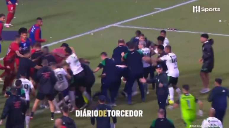 Clássico entre Coritiba e Athletico-PR tem selvageria dentro e fora de campo