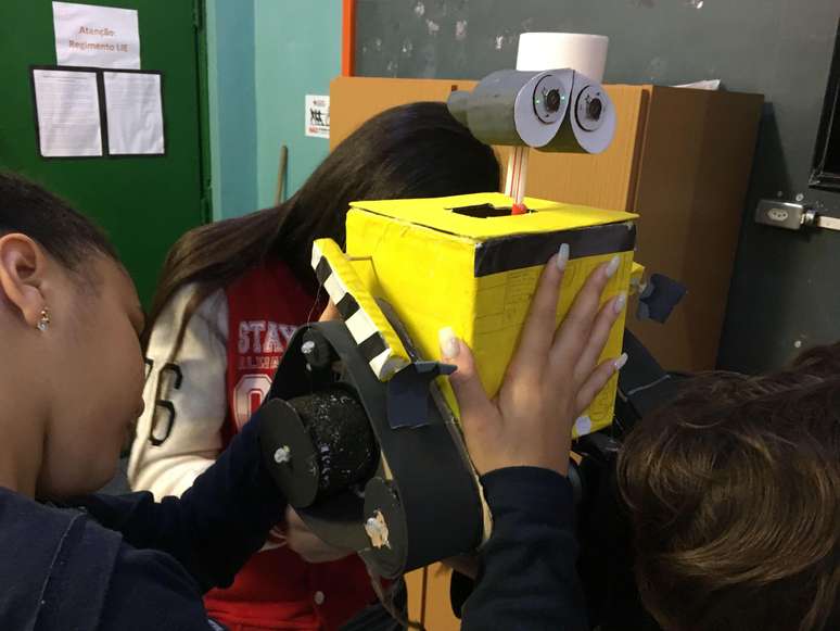 Projeto de robótica com sucatas desenvolvido levou Débora Garofalo ao top 10 do Global Teacher Prize