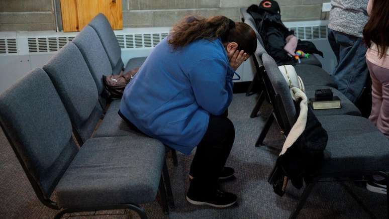 Mulher participa de um culto na Starting Point Community Church, que auxilia membros da comunidade de migrantes recém-chegados, em Chicago