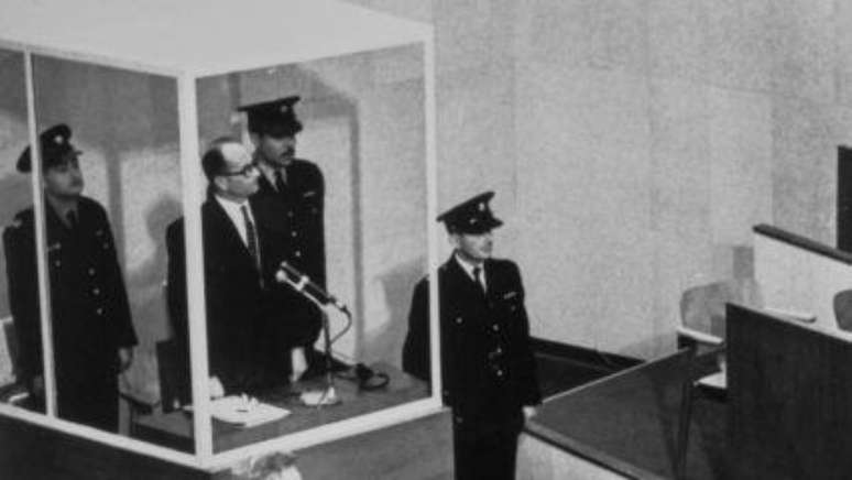 A transmiss&atilde;o do julgamento de Adolf Eichmann em Jerusal&eacute;m ajudou a espalhar a memorializa&ccedil;&atilde;o do Holocausto para um p&uacute;blico mais amplo