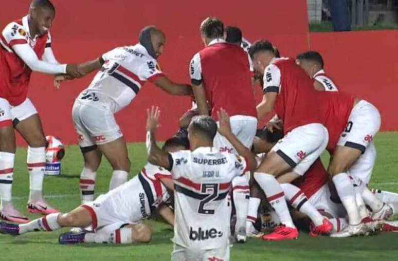 Reprodução/ Cazé TV - Legenda: Lucas comanda vitória do São Paulo sobre o Corinthians