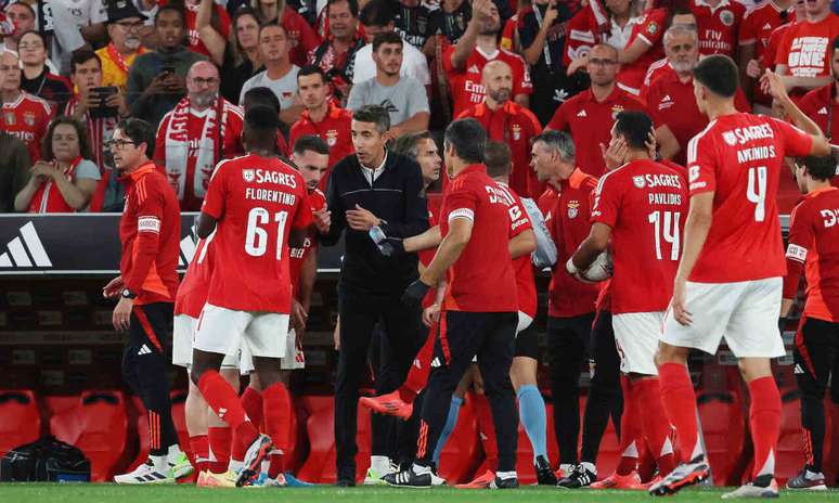 Bruno Lage comandando a equipe na beira do gramado &ndash; Divulga&ccedil;&atilde;o/Benfica