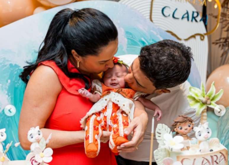 Clara, filha de Graciele Lacerda e Zezé Di Camargo, completa um mês e ganha festa