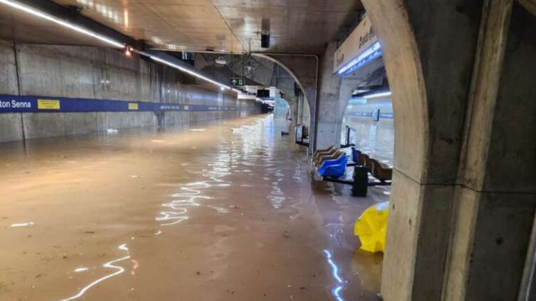 Estações da Linha 1-Azul do Metrô são reabertas após desastre em temporal