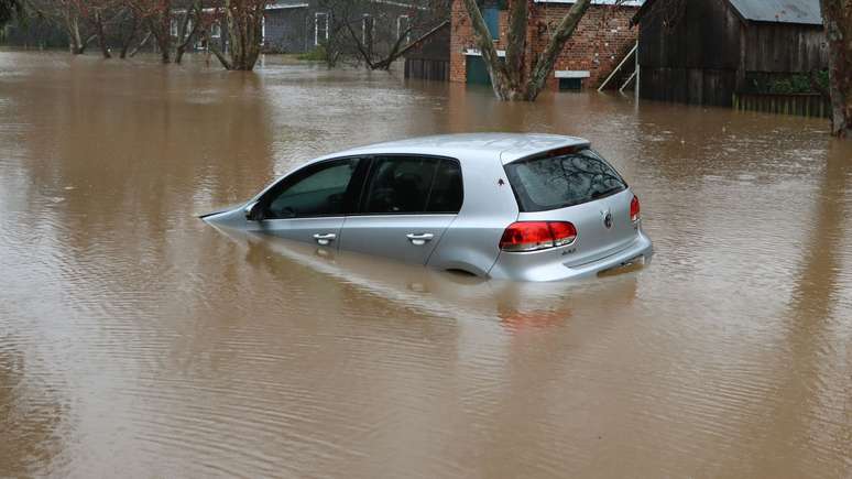 Menino de 7 anos é encontrado morto após ser arrastado pela água da chuva