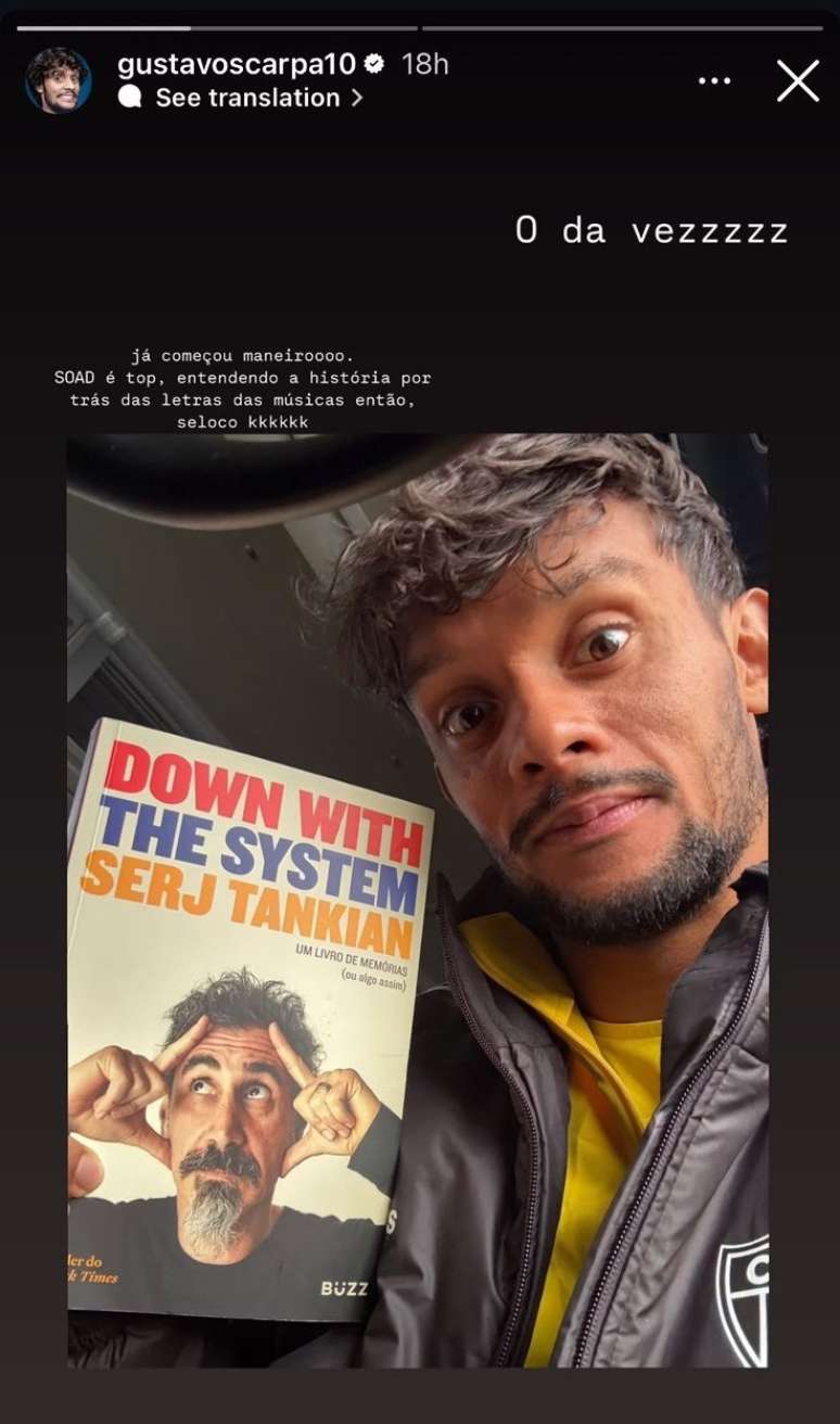 Gustavo Scarpa com livro de Serj Tankian - Screenshot via Instagram @gustavoscarpa10