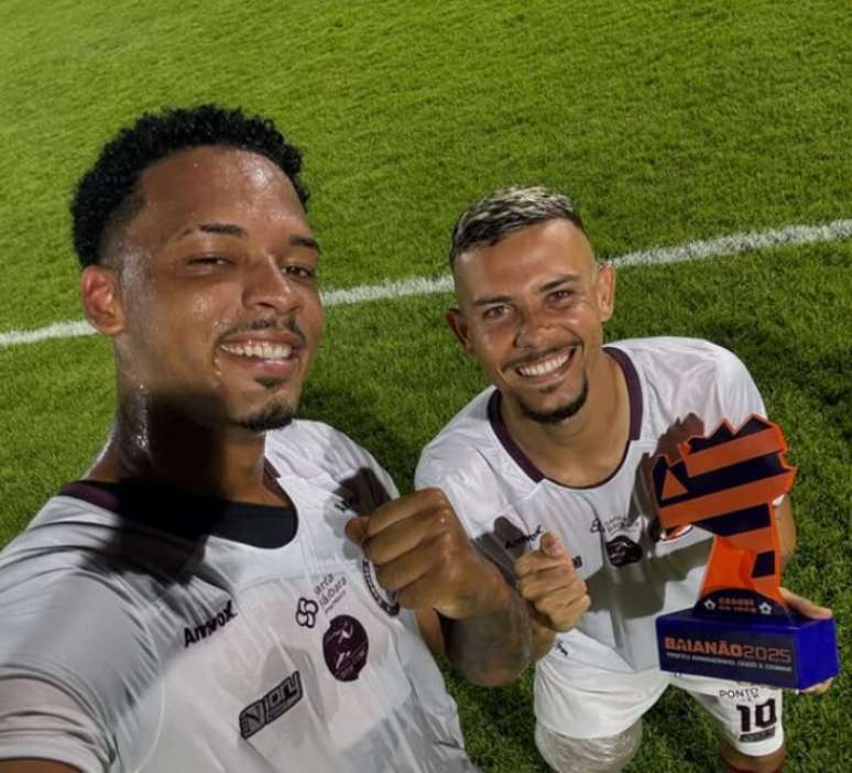 Matheus Firmino (direita) segura o troféu de melhor em campo ao lado de Caíque. Frase não passou de uma brincadeira, disse o atacante após a partida.