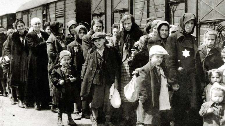 Pelo menos 1,3 milhão de pessoas foram enviadas para o campo de concentração de Auschwitz-Birkenau durante a guerra, quase 90% eram judeus