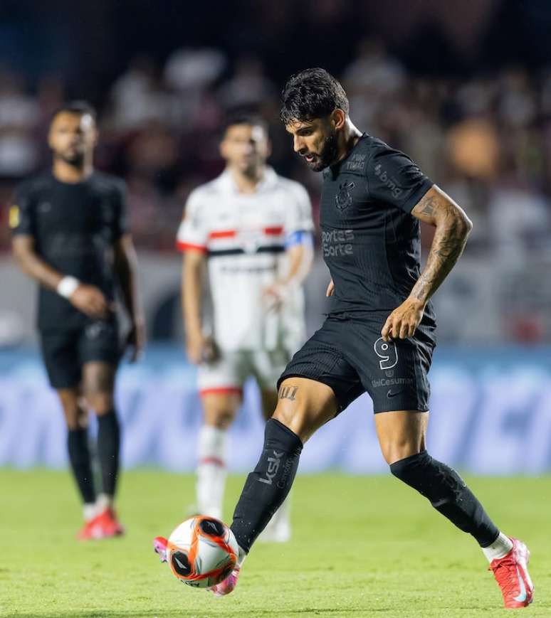 Ações foram equilibradas no primeiro tempo do clássico, mas tricolor abriu boa vantagem na etapa final.