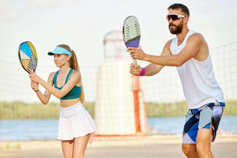 O beach tennis pode ser praticado de maneira segura