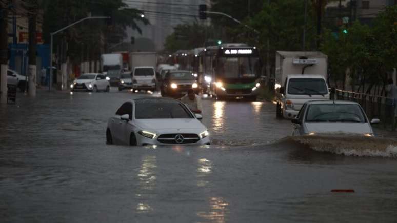 São Paulo 24/01/2025 metrópole chuva região Barra funda Foto Alex Silva/Estadao