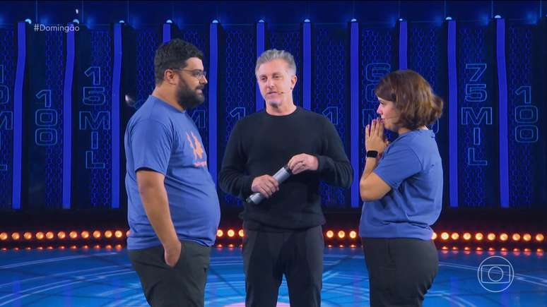 Luciano Huck com Will e Ariane no The Wall, do Domingão