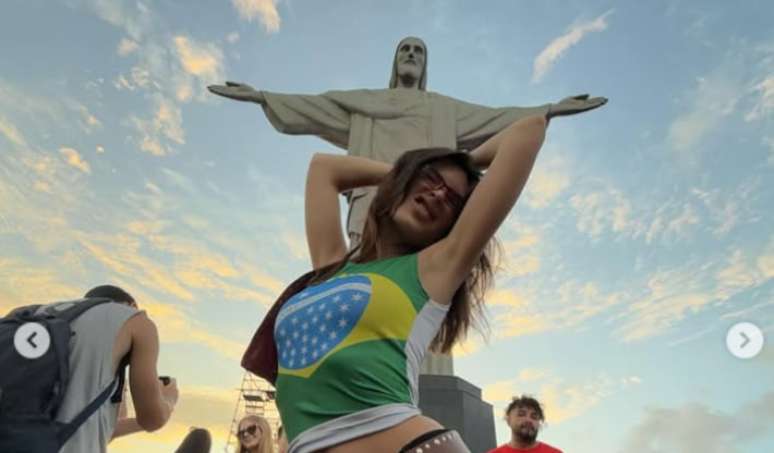 A atriz Emily Ratajkowski visita o Cristo Redentor