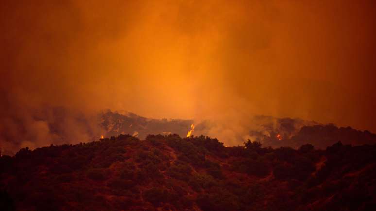 Os incêndios florestais são uma preocupação constante na Califórnia, especialmente devido ao clima árido e ventos fortes sazonais