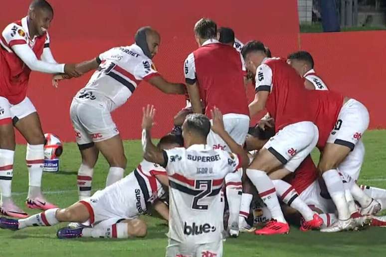 Jogadores do São Paulo comemoram gol contra o Corinthians –