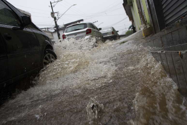 Forte chuva causa enxurrada e alagamento na rua Gervásio L. Rebelo, no Jardim Peri, zona norte de São Paulo, na tarde deste domingo (26).