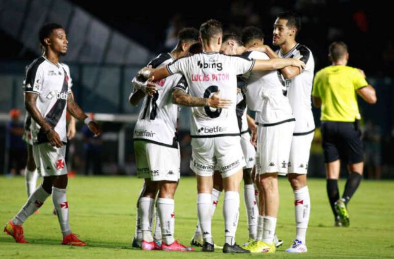Nenê, à época no Vasco, disputa com Fabrício Bruno, ex-Fla –
