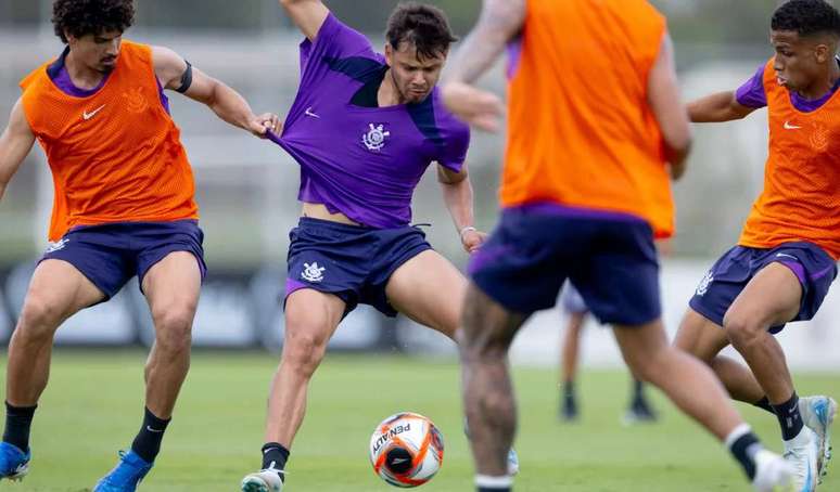 A equipe do Corinthians se reuniu no CT Joaquim Crava na tarde desta segunda-feira para iniciar sua preparação para o confronto com a Ponte Preta. 