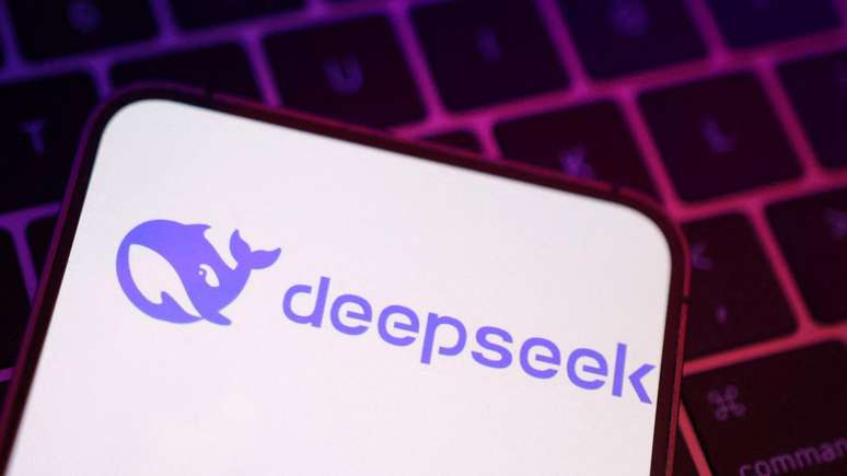 Tela de celular com o logo do DeepSeek logo, um desenho de uma baleia roxo