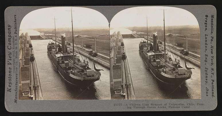 Os Estados Unidos financiaram e construíram o Canal do Panamá, concluído em 1914. A foto, de 1915, mostra um navio passando pelas Eclusas de Gatun