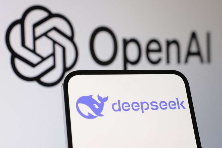 Ilustração mostra os logotipos do Deepseek e OpenAI