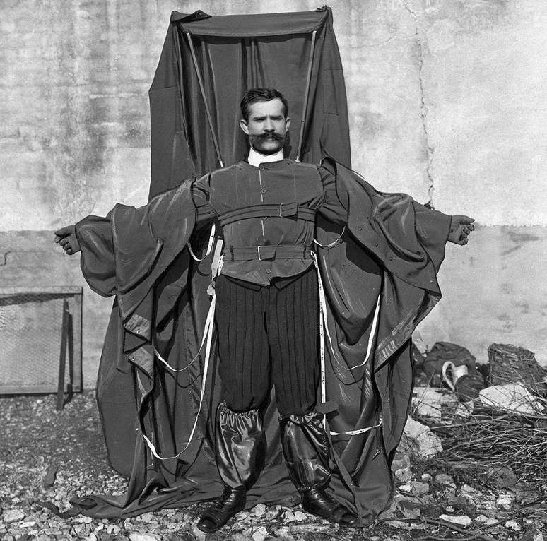 Franz Reichelt mostrando o paraquedas que ele projetou